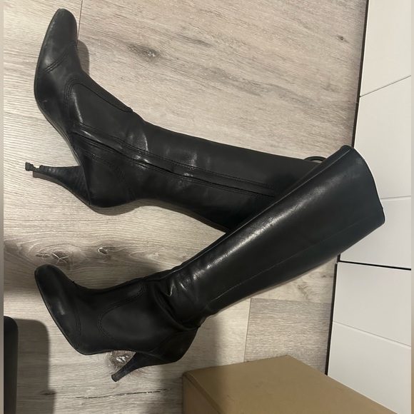 DKNY Boots calf high with cowboy detailing on the toe inside zip. - Picture 3 of 4